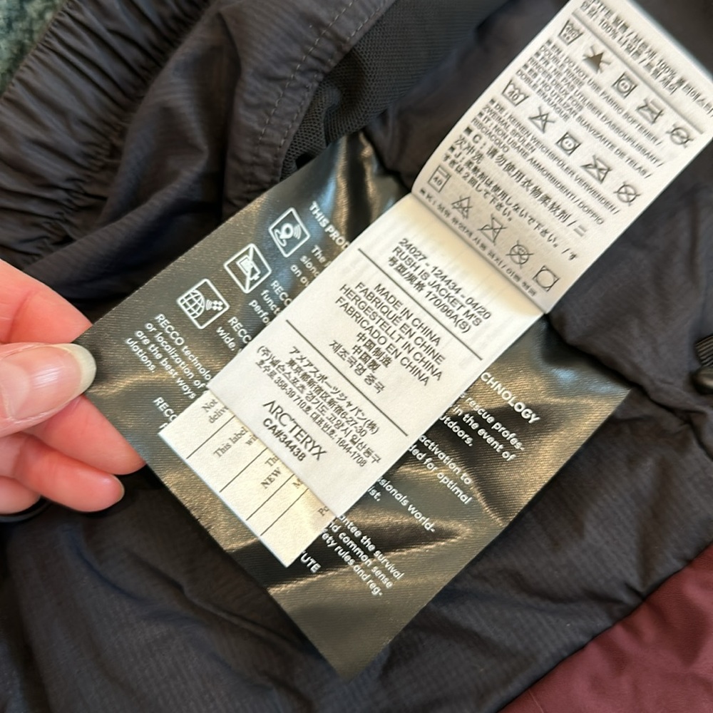 Arc’Teryx Rush IS snowboarding/ski jacket - Picture 4 of 7
